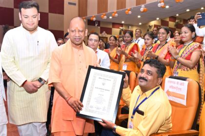 चोटिल शिक्षक को पुरस्कृत करने मंच से उतर गए सीएम योगी