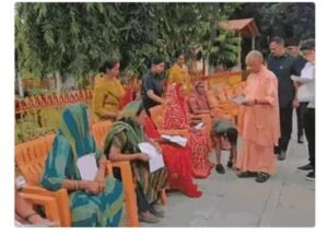 गोरखपुर में CM योगी का जनता दर्शन, 200 लोगों की सुनीं समस्याएं – बोले, तहसील-थाना स्तर पर ही हो त्वरित निस्तारण