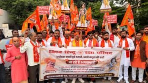 श्रीकृष्ण जन्मभूमि सम्मान और रोहित मलान के समर्थन में VHRP का मथुरा कूच, पुलिस ने रोका तो धरने पर बैठे अध्यक्ष