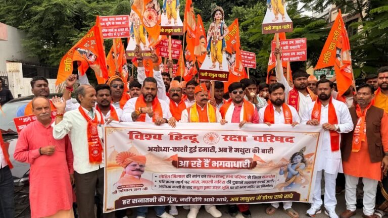 श्रीकृष्ण जन्मभूमि सम्मान और रोहित मलान के समर्थन में VHRP का मथुरा कूच, पुलिस ने रोका तो धरने पर बैठे अध्यक्ष